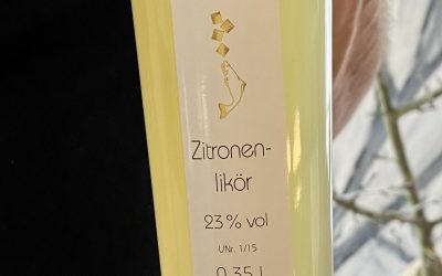 Zitronen Likör mit Mineralwasser